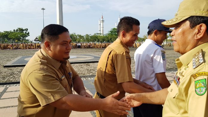 Bupati Rohul, H Sukiman bersalam salaman dengan ASN dan Tenaga Honorer dalam acara Halal Bi Bihalal