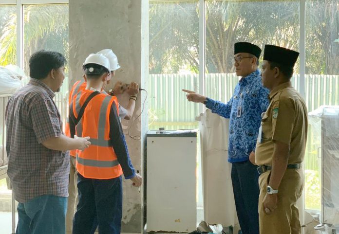Direktur RSUD Rohul, dr Novil Raykel bersama Lembaga Penelitian dan Pengabdian kepada Masyarakat (LPPM) Universitas Riau (Unri) sedang melakukan audit fisik dan kualitas bangunan Gedung Rumah Sakit Umum Daerah (RSUD) Rokan Hulu