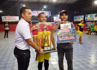 Ketua KONI Rohul Hadiri Penutupan Turnamen Futsal Kapolres Cup II Tahun 2019 Ketua KONI Rohul, Khairul Fahmi MT menyerahkan hadiah kepada sang juara dari Ginta Vision sebagai juara I
