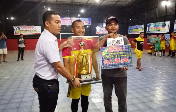 Ketua KONI Rohul, Khairul Fahmi MT menyerahkan hadiah kepada sang juara dari Ginta Vision sebagai juara I