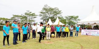 Mahasiswa UPP Porkes Bersama NU Buka Turnamen Mini Soccer Ketua PWNU Riau, Tengku Rusli Ahmad melakukan tendangan bola pertama tanda Turnamen Mini Soccer Porkes Cap I resmi di mulai