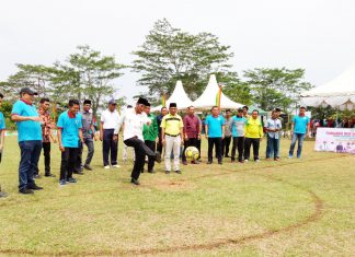 Mahasiswa UPP Porkes Bersama NU Buka Turnamen Mini Soccer Ketua PWNU Riau, Tengku Rusli Ahmad melakukan tendangan bola pertama tanda Turnamen Mini Soccer Porkes Cap I resmi di mulai