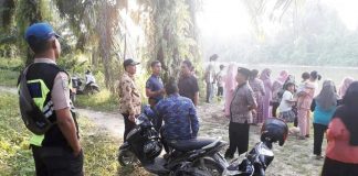 Mandi Bersama Temannya di Sungai Rokan, Seorang Pelajar Hanyut dan Belum Ditemukan Aparat Pemerintahan dan Kepolisian Kecamatan Ujungbatu beserta warga di lokasi kejadian
