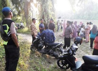 Mandi Bersama Temannya di Sungai Rokan, Seorang Pelajar Hanyut dan Belum Ditemukan Aparat Pemerintahan dan Kepolisian Kecamatan Ujungbatu beserta warga di lokasi kejadian