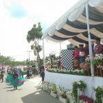 Bupati Rohul, H Sukiman melepaskan kontingen pada pawai takruf dengan ditandai melambaikan bendera