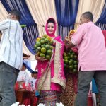 Ketua TP PKK Rohul, Hj Peni Herawati Sukiman menerima buah tangan dari rombongan kafilah pada acara pawai takruf