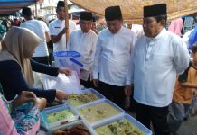 Resmikan Pasar Ramadhan di Pasar Lama, Bupati Rokan Hulu Ikut memborong Takjil penjual