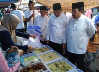 Resmikan Pasar Ramadhan di Pasar Lama, Bupati Rokan Hulu Ikut memborong Takjil penjual