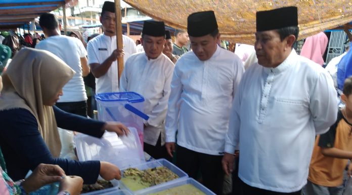 Resmikan Pasar Ramadhan di Pasar Lama, Bupati Rokan Hulu Ikut memborong Takjil penjual