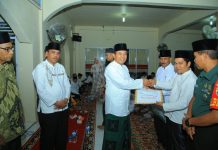 Safari Ramadhan Perdana, Sekda Rohul Serap Aspirasi Masyarakat Pendalian IV Koto Sekda Rohul, H Abdul Haris menyerahkan santunan kepada salah seorang tokoh masyarakat