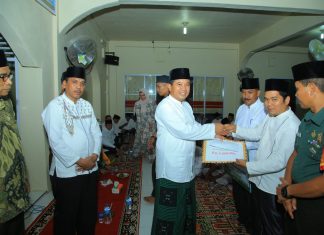 Safari Ramadhan Perdana, Sekda Rohul Serap Aspirasi Masyarakat Pendalian IV Koto Sekda Rohul, H Abdul Haris menyerahkan santunan kepada salah seorang tokoh masyarakat