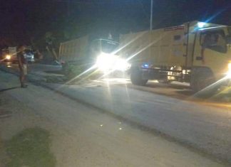 Akibat Jalan Rusak, Satu Unit Mobil Dum Truck Bermuatan Penuh Terpuruk Akibat Jalan Rusak, Satu Unit Mobil Dum Truck Bermuatan Penuh Terpuruk
