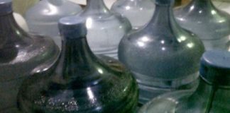 IRT Rambah Tengah Hulu Sebut Bisnis Air Masak Sangat Membantu Penghasilan Rumah Tangga Air Masak yang sudah dimasukkan ke galon dan siap untuk dijual