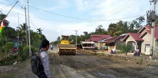Jalan Rusak di Kepenuhan Barat Mulya Telah Diperbaiki Dinas PUPR Rohul Aktivis Muda Rokan Hulu, Alfa Syahputra tengah melihat Dinas PUPR Rohul memperbaiki jalan rusak tersebut
