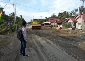 Jalan Rusak di Kepenuhan Barat Mulya Telah Diperbaiki Dinas PUPR Rohul Aktivis Muda Rokan Hulu, Alfa Syahputra tengah melihat Dinas PUPR Rohul memperbaiki jalan rusak tersebut