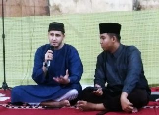 Buka dan Penggalangan Dana, Masjid Fastabiqul Khoirot Kedatangan Tamu Dari Palestina Syekh Muhammad Faiz Husin Al Ghoul memberikan tausiah dalam acara buka puasa bersama di Rambah Hilir
