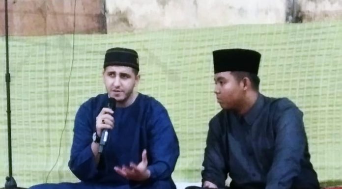 Buka dan Penggalangan Dana, Masjid Fastabiqul Khoirot Kedatangan Tamu Dari Palestina Syekh Muhammad Faiz Husin Al Ghoul memberikan tausiah dalam acara buka puasa bersama di Rambah Hilir