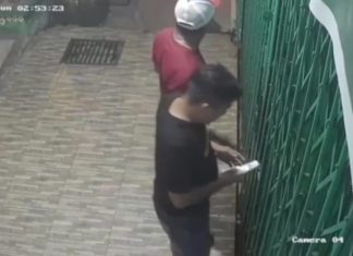 Konter Handphone di Pasirpengaraian Dibobol Maling, Pemilik Rugi Puluhan Juta Rupiah Aksi maling saat membobolkan pintu Husen Ponsel