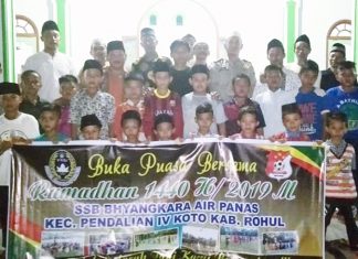Gelar Buka Bersama, Kapolsub Sektor Pendalian Santuni Anak Yatim foto bersama SSB Bhayangkara Air Panas dengan Kapolsub Sektor Pendalian IV Koto dan seluruh hadirin
