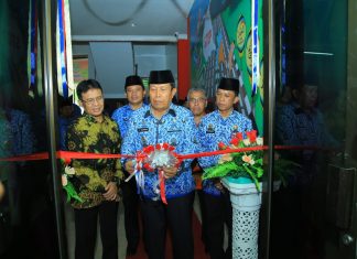 Layanan Klinik Konsultasi Inspektorat Diresmikan Bupati Rohul Ditandai Dengan dengan pemotongan pita, Bupati Rohul H. Sukiman didampingi Sekda Rohul H Abdul Haris SSos MSi dan Inspektur Inspektorat Rohul H Helfiskar SH MH, resmikan Layanan Klinik Konsultasi Inspektorat Rohul.