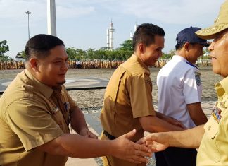 Pasca Cuti Bersama, Sebanyak 99 Persen ASN dan Tenaga Honorer Hadir di Hari Pertama Kerja Bupati Rohul, H Sukiman bersalam salaman dengan ASN dan Tenaga Honorer dalam acara Halal Bi Bihalal