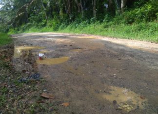 Jalan berlubang Menuju Objek Wisata Suaman Sudah 10 Tahun Tidak Diperbaiki