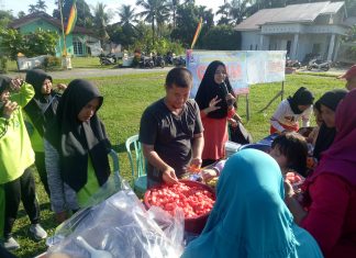 Pengabdian Masyarakat, Dosen Prodi DIII Kebidanan UPP Gelar GERMAS di Desa Rambah Hilir Ketua Pengabdian Masyarakat, Elvira Junita MKes mengajak masyarkat konsumsi buah dan sayur