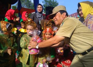 Bupati dan Ketua TP PKK Rohul Hadiri Wisuda TK Yayasan Azza Bupati Rohul, H Sukiman memberi bingkisan kepada siswa TK Yayasan Azza yang telah diwisudakan
