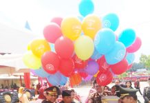 Dipimpin H Sukiman, Polres Rohul Gelar Upacara HUT Bhayangkara 73 di Tambusai Utara Bupati Rohul, H Sukiman dan Kapolres Rohul, AKBP Muhammad Hasyim Risahondua SIK MSi melepaskan Balon Udara
