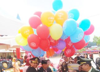 Dipimpin H Sukiman, Polres Rohul Gelar Upacara HUT Bhayangkara 73 di Tambusai Utara Bupati Rohul, H Sukiman dan Kapolres Rohul, AKBP Muhammad Hasyim Risahondua SIK MSi melepaskan Balon Udara