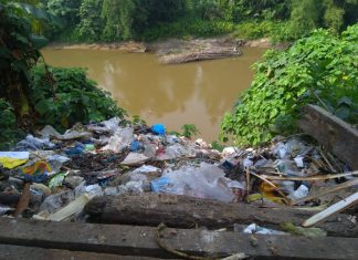 Mencemari Alam, Sampah Pasar Muara Rumbai di Buang Ke Sungai Batang Lubuh