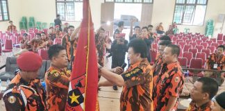 Melalui Muscablub, Reynaldi Terpilih Nakhodai MPC PP Rohul Priode 2019-2023 Sekertaris MPW Pemuda Pancasila Riau Bung Fran Rizal bersama undangan dan saat menyerahkan bendera petaka PP kepada Bung Reynaldi SE Ketua terpilih pada Muscablub MPC PP Rokan Hulu