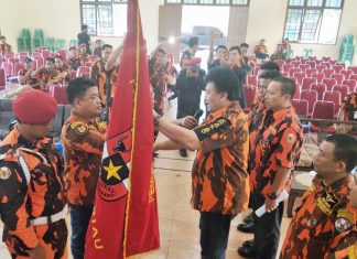 Melalui Muscablub, Reynaldi Terpilih Nakhodai MPC PP Rohul Priode 2019-2023 Sekertaris MPW Pemuda Pancasila Riau Bung Fran Rizal bersama undangan dan saat menyerahkan bendera petaka PP kepada Bung Reynaldi SE Ketua terpilih pada Muscablub MPC PP Rokan Hulu