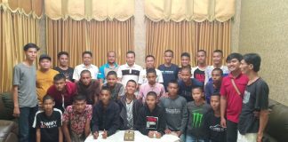 Rohul Siap Jadi Juara U-16, Ketua KONI Rohul Kunjungi Para Atlit Rohul Usai kunjungan, Ketua KONI Rohul, Khairul Fahmi MT dan rombongan foto bersama dengan kedua tim Rohul