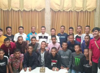 Rohul Siap Jadi Juara U-16, Ketua KONI Rohul Kunjungi Para Atlit Rohul Usai kunjungan, Ketua KONI Rohul, Khairul Fahmi MT dan rombongan foto bersama dengan kedua tim Rohul