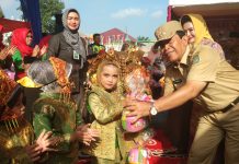 Bupati Rokan Hulu Dukung Pembangunan RKB Yayasan Azza Bupati Rohul, H Sukiman didampingi Hj Peni Herewati Sukiman memberikan cenderamata kepada siswa TK Yayasan Azza
