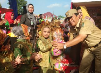 Bupati Rokan Hulu Dukung Pembangunan RKB Yayasan Azza Bupati Rohul, H Sukiman didampingi Hj Peni Herewati Sukiman memberikan cenderamata kepada siswa TK Yayasan Azza