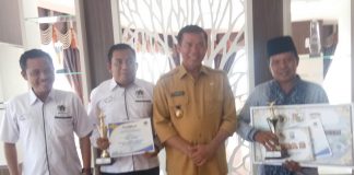 Diserahkan Walikota Pekanbaru, Dua Wartawan PWI Rohul Terima Hadiah Juara MTQ Wartawan II Se Riau