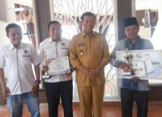 Diserahkan Walikota Pekanbaru, Dua Wartawan PWI Rohul Terima Hadiah Juara MTQ Wartawan II Se Riau