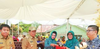 Bupati Sukiman dan Ketua TP PKK Rohul Hadiri Penilaian Desa PHBS di Pendalian IV Koto