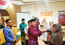 Bupati Sukiman Serahkan Santunan Kematian 2 Pengawas Pemilu di Rohul