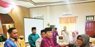 Bupati Sukiman Serahkan Santunan Kematian 2 Pengawas Pemilu di Rohul