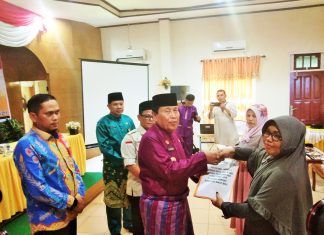 Bupati Sukiman Serahkan Santunan Kematian 2 Pengawas Pemilu di Rohul