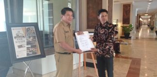 Ketua Timsel Umumkan Hasil Tes UKK PD RHJ Rohul, Ini Nama Peserta Direkomendasikan Ketua Tim UKK, Arrafiqur Rahman SE MM menyerahkan hasil tes UKK kepada Ketua Timsel PD RHJ Rohul, H Abdul Harris SSos MSi