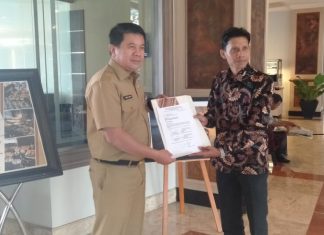 Ketua Timsel Umumkan Hasil Tes UKK PD RHJ Rohul, Ini Nama Peserta Direkomendasikan Ketua Tim UKK, Arrafiqur Rahman SE MM menyerahkan hasil tes UKK kepada Ketua Timsel PD RHJ Rohul, H Abdul Harris SSos MSi