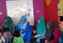 Untuk Menekan Angka Pengguna Narkoba, Kapus Ujungbatu Akan Bentuk IPWL Kapus Ujungbatu, Rina tengah memberikan Vitamin A dan Obat Cacing kepada Siswa PAUD yang di hadiri Camat Ujungbatu, Arie Gunadi SSTP. Kamis (8/8/2019)