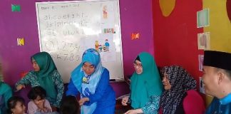 Untuk Menekan Angka Pengguna Narkoba, Kapus Ujungbatu Akan Bentuk IPWL Kapus Ujungbatu, Rina tengah memberikan Vitamin A dan Obat Cacing kepada Siswa PAUD yang di hadiri Camat Ujungbatu, Arie Gunadi SSTP. Kamis (8/8/2019)