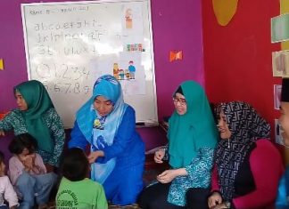 Untuk Menekan Angka Pengguna Narkoba, Kapus Ujungbatu Akan Bentuk IPWL Kapus Ujungbatu, Rina tengah memberikan Vitamin A dan Obat Cacing kepada Siswa PAUD yang di hadiri Camat Ujungbatu, Arie Gunadi SSTP. Kamis (8/8/2019)