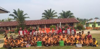 Mahasiswa UNRI Ajak Pelajar Manfaatkan Botol Bekas Jadi Sesuatu Berguna