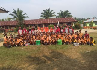 Mahasiswa UNRI Ajak Pelajar Manfaatkan Botol Bekas Jadi Sesuatu Berguna